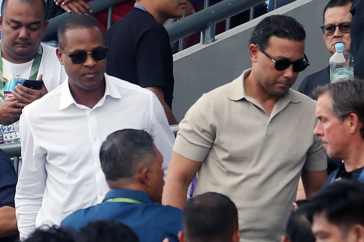 Berikut adalah beberapa alternatif judul untuk "Popovic Tak Lupakan Kenangannya Bertemu Patrick Kluivert":

1. "Popovic: Kenangan Tak Terlupakan Berbagi Momen dengan Patrick Kluivert"
2. "Pertemuan Bersejarah: Popovic dan Kenangan Bersama Patrick Kluivert"
3. "Mengukir Memori: Popovic Mengenang Pertemuan dengan Patrick Kluivert"
4. "Momen Spesial: Popovic Sehari Bersama Patrick Kluivert"
5. "Cinta Sepak Bola: Kenangan Popovic Bersama Patrick Kluivert"
6. "Popovic dan Kluivert: Sebuah Kenangan yang Abadi"
7. "Kisah Popovic: Pertemuan yang Meninggalkan Jejak dengan Patrick Kluivert"
8. "Memori Indah: Popovic Mengenang Pertemuannya dengan Legenda Kluivert"

Semoga alternatif ini membantu!