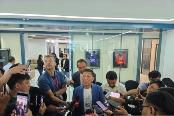 Here are some alternative titles for "Operator Liga Cermati Ketat Laga-Laga Akhir Musim":

1. "Operator Liga: Memantau Ketat Pertandingan Menjelang Akhir Musim"
2. "Operator Liga: Perhatian Intens terhadap Pertandingan Akhir Musim"
3. "Operator Liga: Mengawasi Laga-Laga Penting di Penutupan Musim"
4. "Operator Liga: Fokus Tinggi pada Pertandingan Pamungkas Musim"
5. "Operator Liga: Siaga Penuh Menghadapi Laga-Laga Krusial Musim Akhir"
6. "Operator Liga: Menjaga Ketat Laga-Laga Penentu di Akhir Musim"
7. "Operator Liga: Pengawasan Ketat saat Musim Mendekati Akhir"
8. "Operator Liga: Cermat dalam Menghadapi Pertandingan Akhir Musim"

Feel free to mix and match elements from these suggestions!
