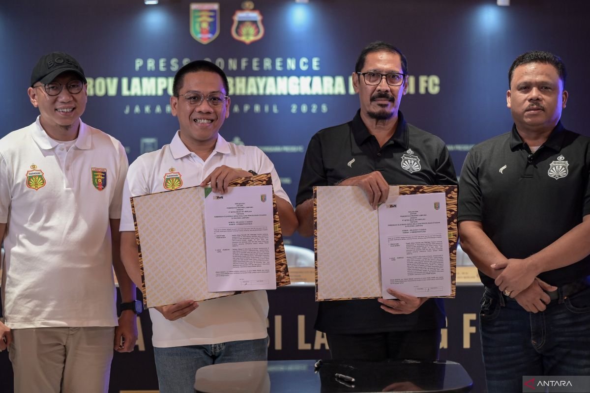 Berikut adalah beberapa alternatif judul yang bisa digunakan untuk artikel tentang tujuh klub yang mengganti nama dan domisili, termasuk Bhayangkara dan Persikas:

1. "Transformasi Klub: Tujuh Tim Sepak Bola Ganti Nama dan Domisili"
2. "Perubahan Identitas: Bhayangkara dan Persikas di Antara Tujuh Klub yang Bertransformasi"
3. "Rebranding Sepak Bola: Tujuh Klub, Termasuk Bhayangkara dan Persikas, Ganti Nama dan Lokasi"
4. "Dari lama ke baru: Tujuh Klub Sepak Bola Berganti Nama dan Domisili"
5. "Evolusi Klub: Bhayangkara dan Persikas serta Enam Tim Lain yang Ganti Nama dan Domisili"
6. "Ganti Identitas: Tujuh Klub Sepak Bola, Termasuk Bhayangkara dan Persikas, Alami Perubahan Nama dan Lokasi"
7. "Perubahan Besar: Bhayangkara, Persikas, dan Ketujuh Klub yang Berubah Nama dan Domisili"

Silakan pilih atau sesuaikan judul yang paling sesuai dengan konteks artikel yang Anda tulis!