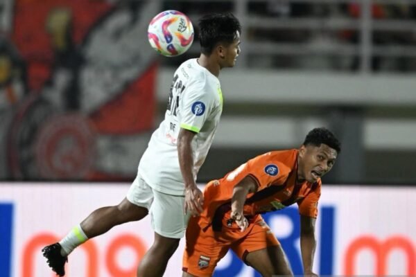 Borneo Tahan Imbang Persebaya 1-1" could be alternately titled as: 

"Borneo and Persebaya Share Points in 1-1 Draw" 

or 

"Borneo Holds Persebaya to a 1-1 Stalemate". 

Let me know if you need more options!