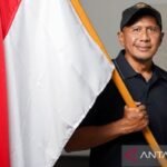 Sure! Here are some alternate titles for "Rahmad Darmawan latih Liga Indonesia All Star":

1. "Rahmad Darmawan Takes the Helm of Liga Indonesia All Star"
2. "Liga Indonesia All Star Welcomes Coach Rahmad Darmawan"
3. "Rahmad Darmawan's New Role: Leading Liga Indonesia All Star"
4. "All-Star Dreams: Rahmad Darmawan Guides Liga Indonesia Talent"
5. "Coaching the Best: Rahmad Darmawan at the Helm of Liga Indonesia All Star"
6. "Rahmad Darmawan to Train Liga Indonesia All Star Team"
7. "Mastering the Game: Rahmad Darmawan's Leadership of Liga Indonesia All Star"
8. "Elevating Excellence: Rahmad Darmawan's Role with Liga Indonesia All Star"
9. "Liga Indonesia All Star Under the Guidance of Rahmad Darmawan"
10. "A Star Coach for Star Players: Rahmad Darmawan Joins Liga Indonesia"

Feel free to adjust any of the titles!
