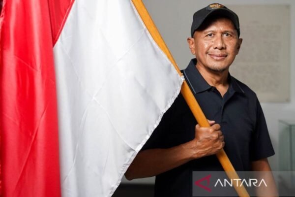 Sure! Here are some alternate titles for "Rahmad Darmawan latih Liga Indonesia All Star":

1. "Rahmad Darmawan Takes the Helm of Liga Indonesia All Star"
2. "Liga Indonesia All Star Welcomes Coach Rahmad Darmawan"
3. "Rahmad Darmawan's New Role: Leading Liga Indonesia All Star"
4. "All-Star Dreams: Rahmad Darmawan Guides Liga Indonesia Talent"
5. "Coaching the Best: Rahmad Darmawan at the Helm of Liga Indonesia All Star"
6. "Rahmad Darmawan to Train Liga Indonesia All Star Team"
7. "Mastering the Game: Rahmad Darmawan's Leadership of Liga Indonesia All Star"
8. "Elevating Excellence: Rahmad Darmawan's Role with Liga Indonesia All Star"
9. "Liga Indonesia All Star Under the Guidance of Rahmad Darmawan"
10. "A Star Coach for Star Players: Rahmad Darmawan Joins Liga Indonesia"

Feel free to adjust any of the titles!