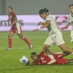 Gol Isa Warps Bawa Timnas Putri Indonesia Menang 1-0 atas Kirgistan" bisa diubah menjadi:

"Isa Loloskan Timnas Putri Indonesia dengan Kemenangan 1-0 atas Kirgistan" 

atau 

"Timnas Putri Indonesia Unggul 1-0 Berkat Gol Isa atas Kirgistan" 

atau 

"Kemenangan Tipis Timnas Putri Indonesia 1-0 atas Kirgistan Berkat Gol Isa" 

Silakan pilih yang sesuai!