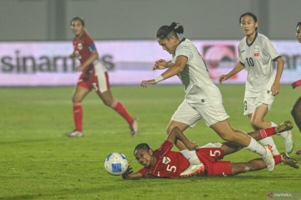 Gol Isa Warps Bawa Timnas Putri Indonesia Menang 1-0 atas Kirgistan" bisa diubah menjadi:

"Isa Loloskan Timnas Putri Indonesia dengan Kemenangan 1-0 atas Kirgistan" 

atau 

"Timnas Putri Indonesia Unggul 1-0 Berkat Gol Isa atas Kirgistan" 

atau 

"Kemenangan Tipis Timnas Putri Indonesia 1-0 atas Kirgistan Berkat Gol Isa" 

Silakan pilih yang sesuai!