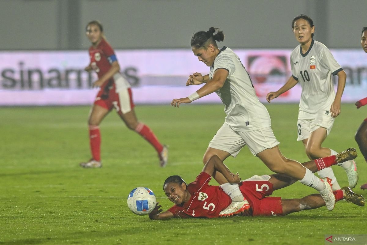 Gol Isa Warps Bawa Timnas Putri Indonesia Menang 1-0 atas Kirgistan" bisa diubah menjadi:

"Isa Loloskan Timnas Putri Indonesia dengan Kemenangan 1-0 atas Kirgistan" 

atau 

"Timnas Putri Indonesia Unggul 1-0 Berkat Gol Isa atas Kirgistan" 

atau 

"Kemenangan Tipis Timnas Putri Indonesia 1-0 atas Kirgistan Berkat Gol Isa" 

Silakan pilih yang sesuai!
