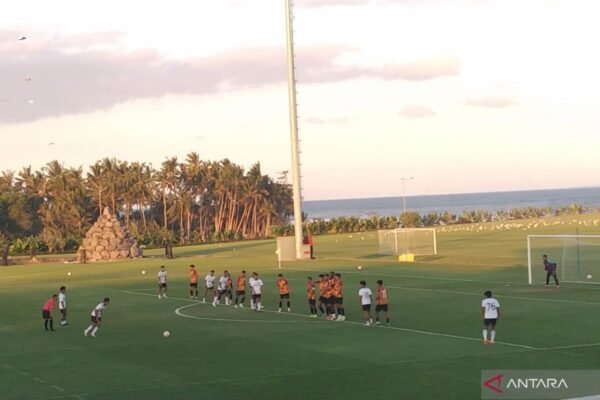 Berikut beberapa alternatif judul untuk pertandingan persahabatan antara Bali United dan Bhayangkara Presisi Lampung:

1. "Bali United vs Bhayangkara Presisi: Pertarungan Persahabatan di Lampung"
2. "Duel Satu Lapangan: Bali United Hadapi Bhayangkara Presisi di Laga Persahabatan"
3. "Bali United Melawan Bhayangkara Presisi: Momen Persahabatan di Lampung"
4. "Pertandingan Persahabatan: Bali United Bertemu Bhayangkara Presisi di Lampung"
5. "Bali United Jajal Skill Melawan Bhayangkara Presisi Lampung dalam Laga Persahabatan"

Semoga salah satu judul ini sesuai dengan yang Anda cari!