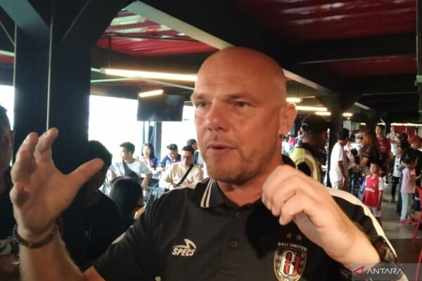 Berikut beberapa alternatif judul untuk "Bali United Tekankan Kerja Sama Tim Hadapi Laga Perdana":

1. "Bali United Prioritaskan Sinergi Tim Jelang Pertandingan Pertama"
2. "Kerja Sama Tim Jadi Fokus Utama Bali United di Laga Perdana"
3. "Bali United Tegaskan Pentingnya Tim Kerja Menyongsong Pertandingan Pembuka"
4. "Jelang Laga Perdana, Bali United Soroti Kerja Sama Tim"
5. "Bali United Siapkan Kerja Sama Tim Optimal untuk Laga Perdana" 

Semoga salah satu dari judul di atas sesuai dengan yang Anda cari!