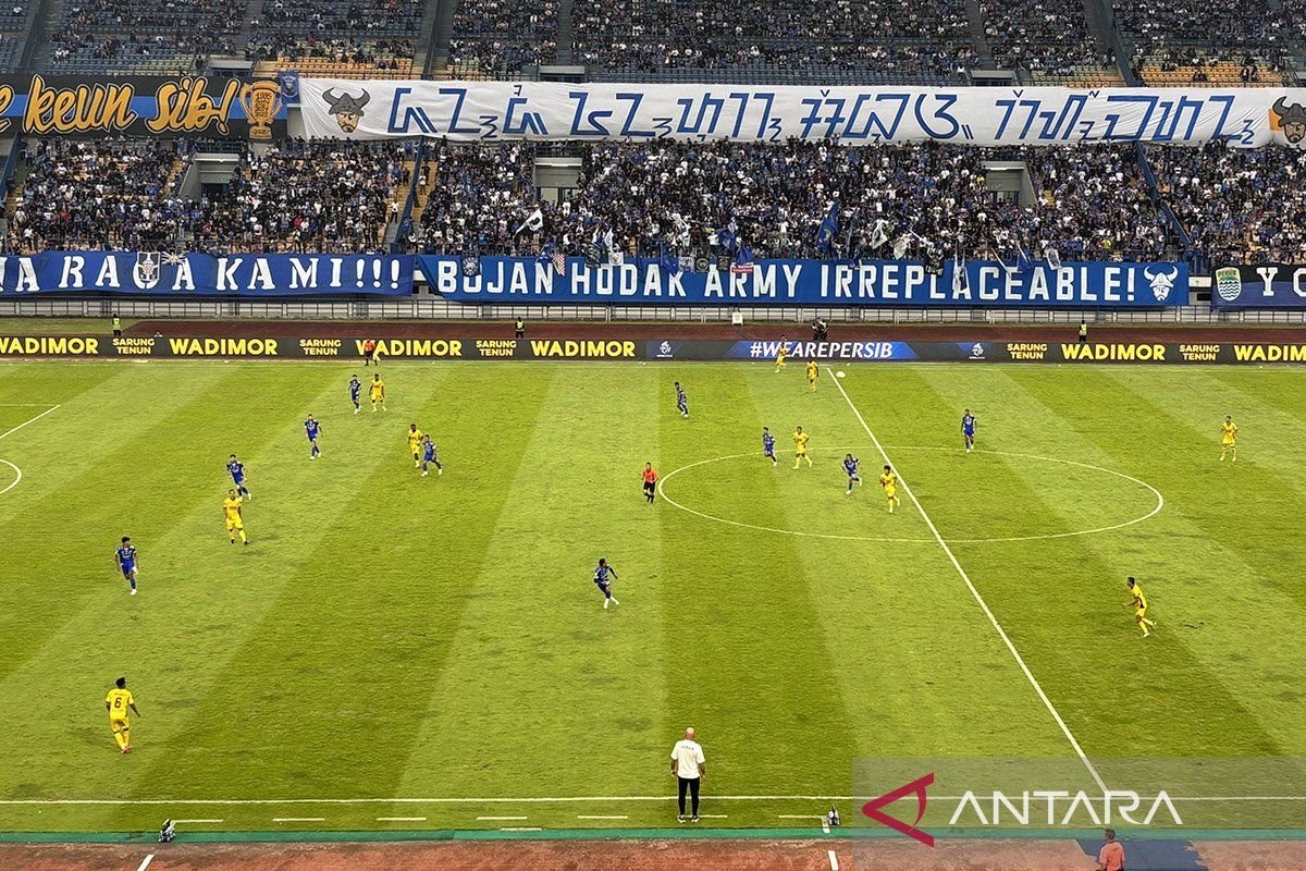 Barros dan Febri Bawa Persib Raih Kemenangan Perdana atas Semen Padang