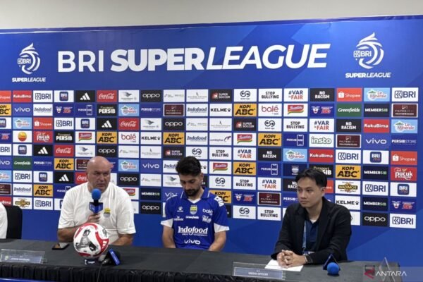 Bojan Hodak Rayakan Kemenangan Perdana Bersama Persib