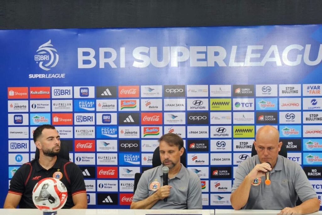 Berikut beberapa alternatif judul untuk "Mauricio Souza Tak Janjikan Persija Bermain Cantik":

1. "Mauricio Souza: Fokus Utama Persija Bukan Hanya Permainan Cantik"
2. "Mauricio Souza: Membangun Tim Persija dengan Strategi Efektif"
3. "Persija di Bawah Mauricio Souza: Janji Permainan yang Berhasil"
4. "Mauricio Souza: Penekanan pada Hasil, Bukan Hanya Estetika Permainan"
5. "Visi Mauricio Souza untuk Persija: Kemenangan di Atas Segalanya"
6. "Mauricio Souza Membahas Gaya Bermain Persija yang Realistis"
7. "Persija dan Mauricio Souza: Memprioritaskan Hasil daripada Gaya"

Silakan memilih atau mengadaptasi sesuai kebutuhan!